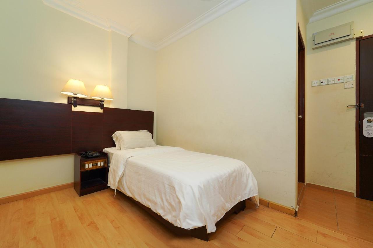 Capital O 89658 Bustani Hotel 지트라 외부 사진
