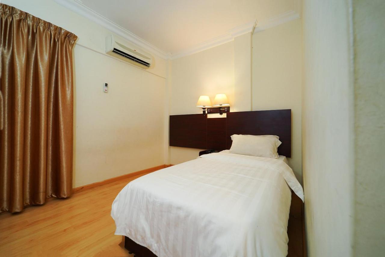 Capital O 89658 Bustani Hotel 지트라 외부 사진