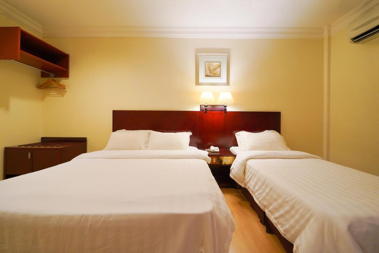 Capital O 89658 Bustani Hotel 지트라 외부 사진