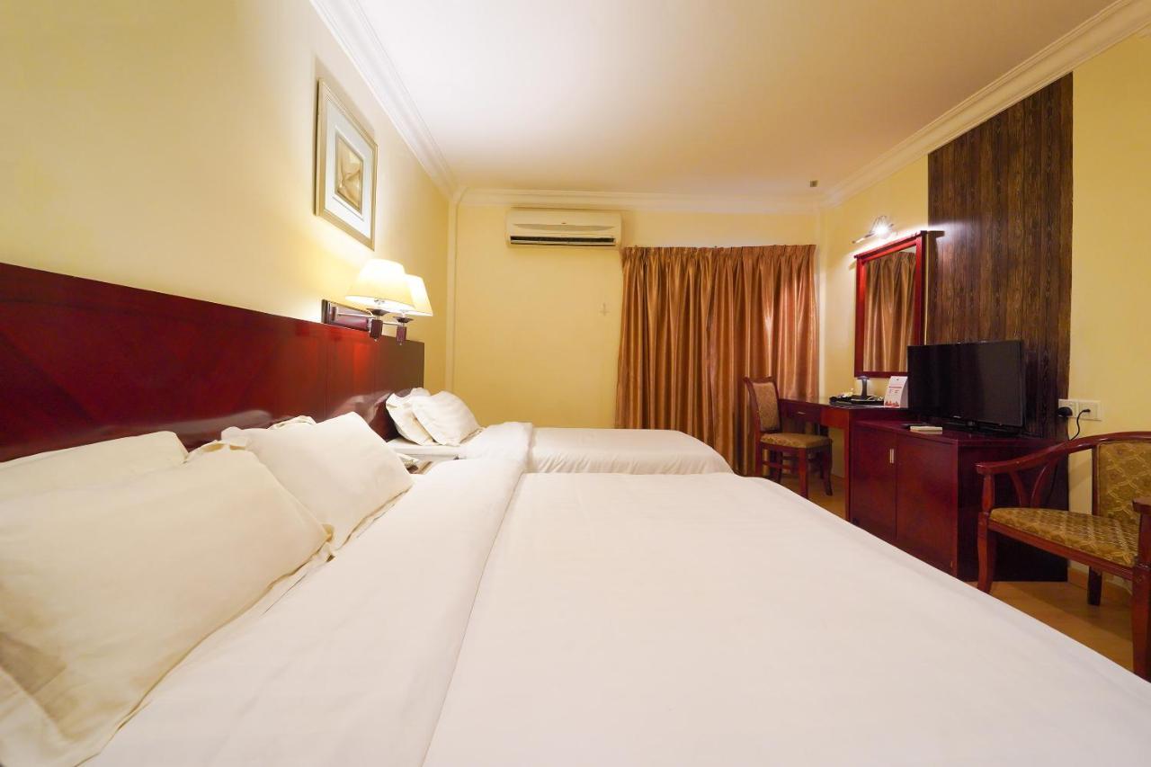 Capital O 89658 Bustani Hotel 지트라 외부 사진