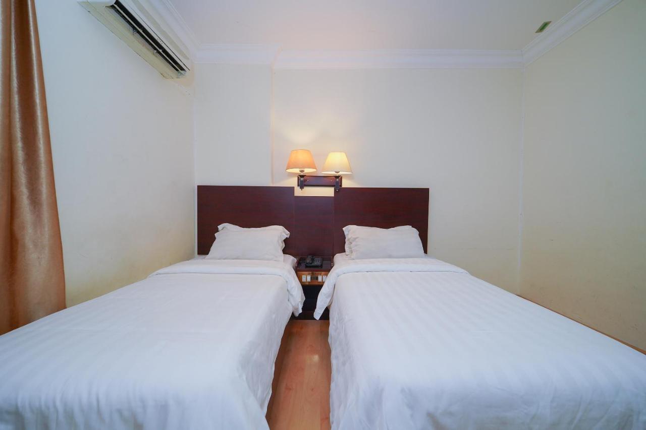 Capital O 89658 Bustani Hotel 지트라 외부 사진