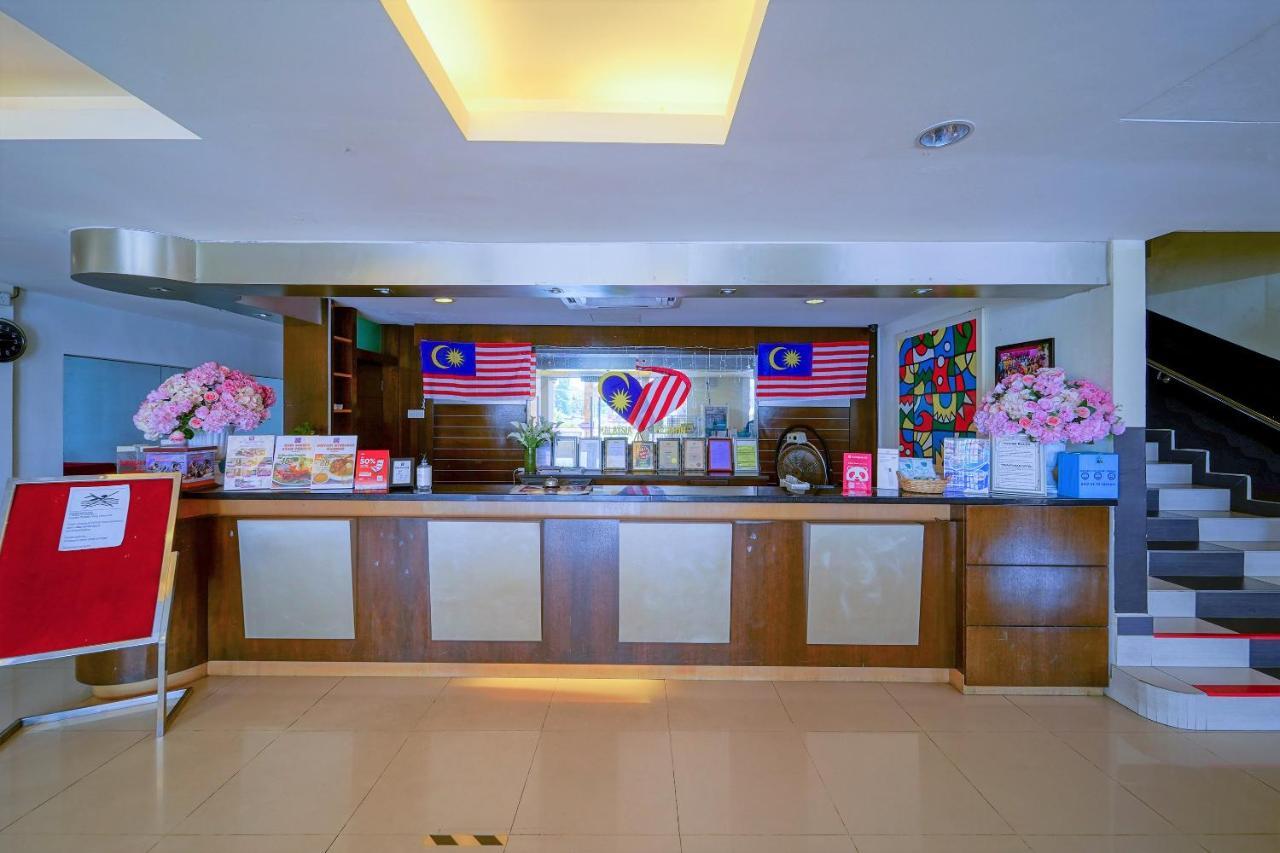 Capital O 89658 Bustani Hotel 지트라 외부 사진