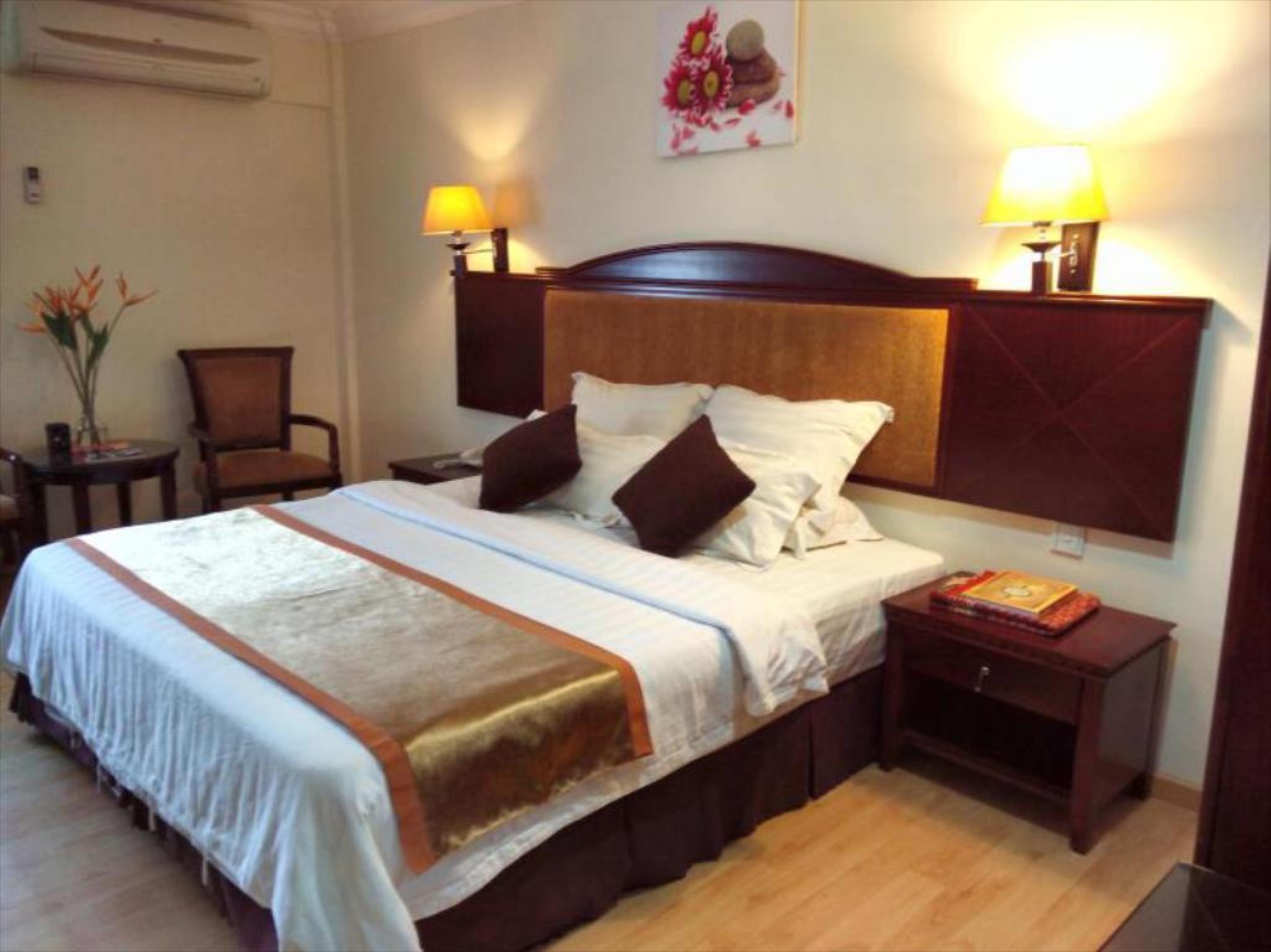 Capital O 89658 Bustani Hotel 지트라 외부 사진